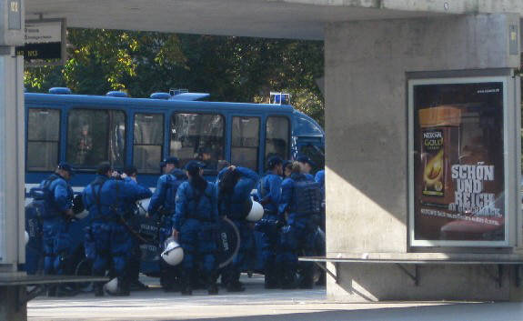 zurich switzerland anti-riot police troops 2011. stadtpolizei zürich kampftruppen bahnhof altstetten 22. oktober 2011