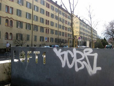 erismannstrasse zrich bei der einmndung in die hohlstrasse. mit kcbr graffiti tag