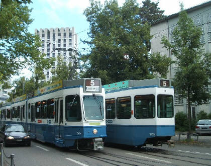 5er tram VBZ zri-linie vom typ tram 2000 an der gloriastrasse zrich beim usz wohnheim. 2 5er trams kreuzen sich hier, beide vom modell typ tram 2000. tramlinie 5 zrich.
