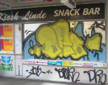 Kiosk Linde Lindeplatz Zrich Altstetten Snack Bar Rollo mit Graffiti