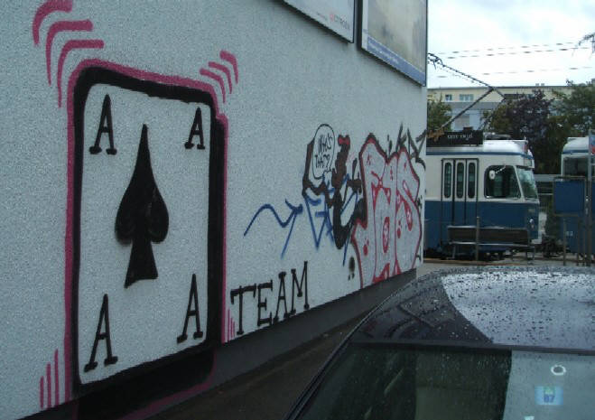 A-TEAM graffiti badenerstrasse zrich-altstetten bei tramhaltestelle bachmattstrasse nhe lindenplatz mit 2er Tram VBZ Zri-Linie. Tramlinie Nr. 2. Modell Mirage