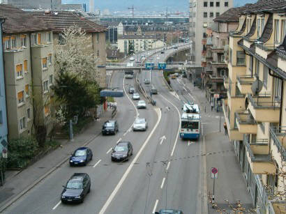 blick ber die rosengartenstrasse richtung hardbrcke. rechts im bild der 32er bus. VBZ Zri-Linie. Trolley Bus. Buslinie 32 Zrich.