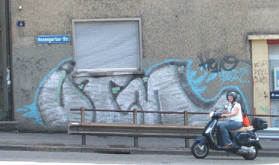 UTM graffiti und vespa von piaggio. rosengartenstrasse zrich wipkingen.