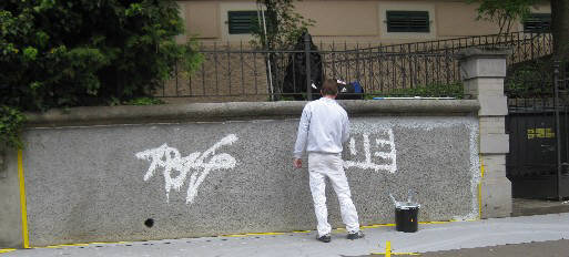 anti-graffiti maler beim bermalen von graffitis anti-graffiti zrich schweiz. graffiti buffing in zurich switzerland